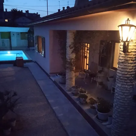 Renoviertes In Mit Privatem Pool