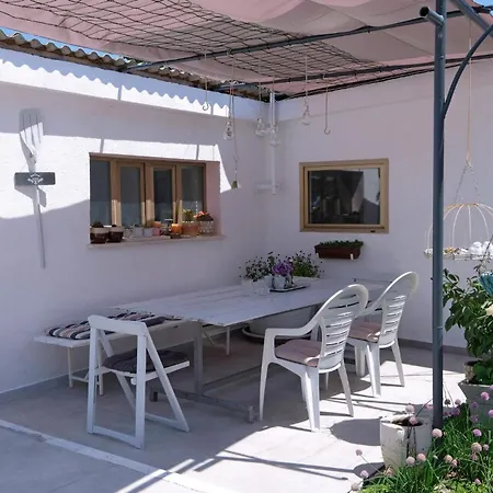 Holiday home Renoviertes In Mit Privatem Pool