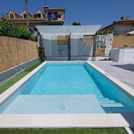 Renoviertes In Mit Privatem Pool Holiday home *